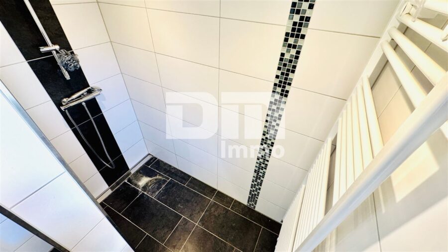 Vollständig kernsaniertes / neu erstelltes EFH in zentraler Lage mit 2 Garagen - OG Badezimmer / Dusche ebenerdig